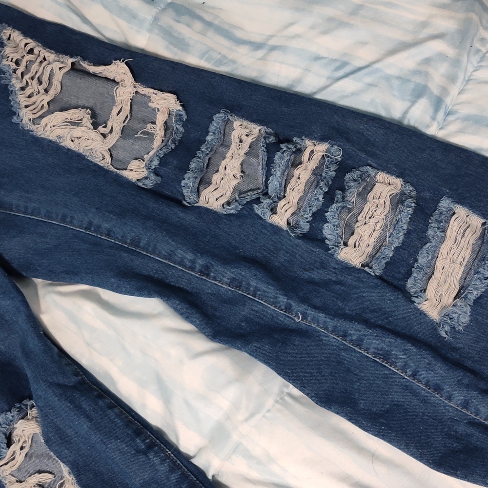5/$25 Women's Size Large Distressed Blue Jeans